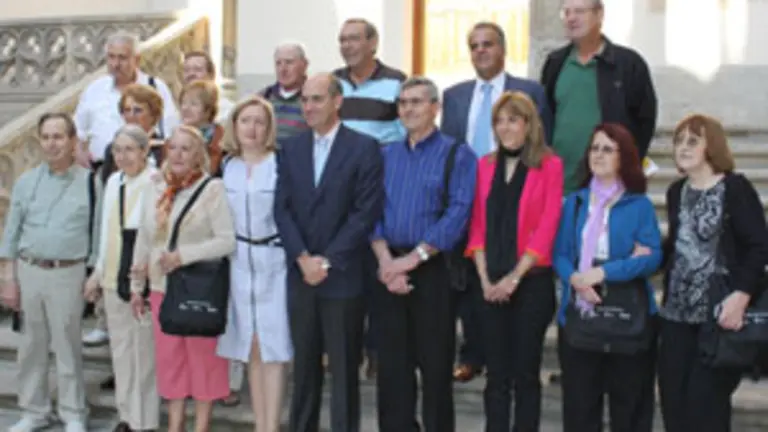  Javier Iglesias, con los participantes en el programa 'Añoranza'.