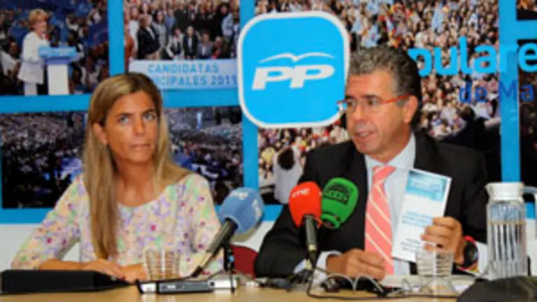 Francisco Granados, acompañado por Victoria Cristóbal, explica la campaña informativa.