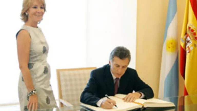 Mauricio Macri firma en el libro de honor de la Comunidad de Madrid, en presencia de Esperanza Aguirre.