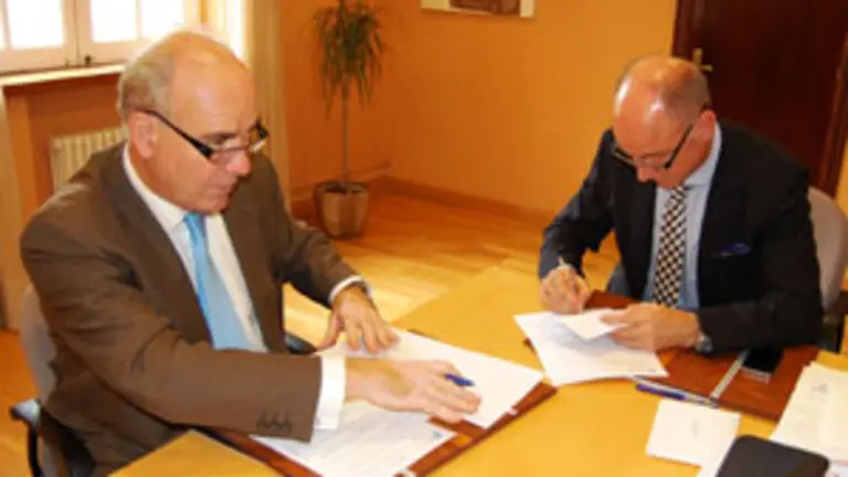  Alfonso Candau y Santiago Camba, durante la firma del acuerdo. 
