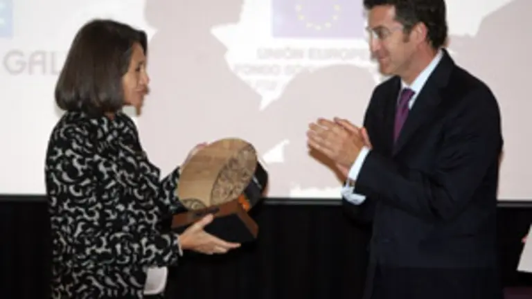  N&uacute;&ntilde;ez Feij&oacute;o entrega el premio a la catedr&aacute;tica de Historia de la universidad compostelana Ofelia Rey.