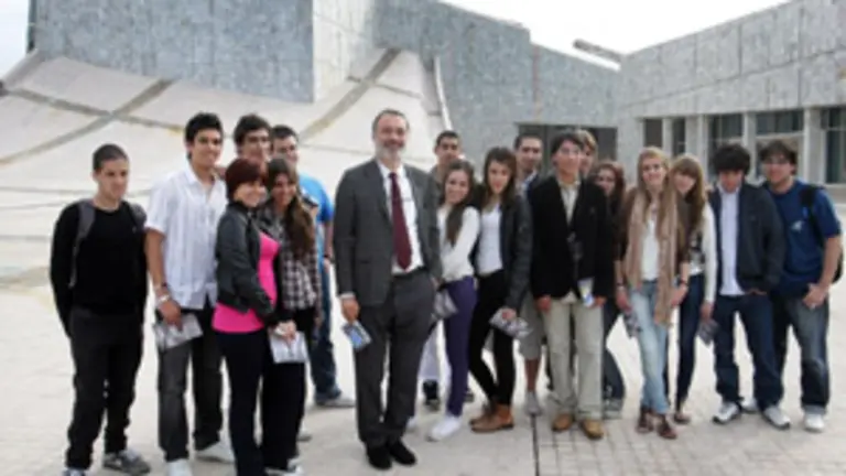  El conselleiro de Cultura, Roberto Varela, con los alumnos del Colegio, en la Cidade da Cultura.