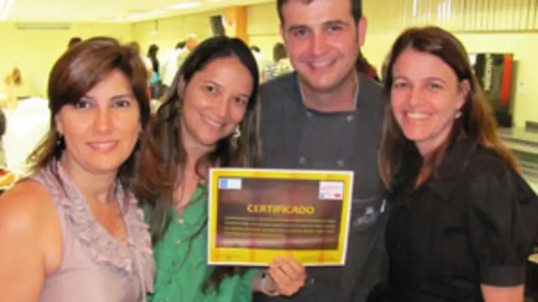  Marcos Santamar&iacute;a, con algunas de las participantes que obtuvieron el certificado del curso.