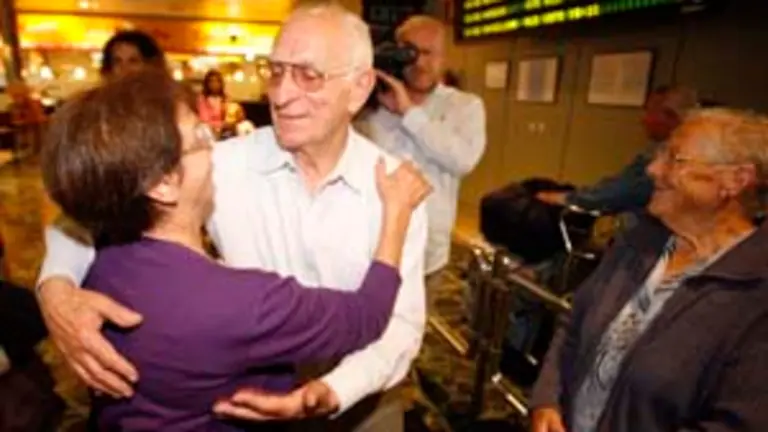  Tras la llegada de los participantes en este programa, se vivieron escenas de emoci&oacute;n con los familiares.