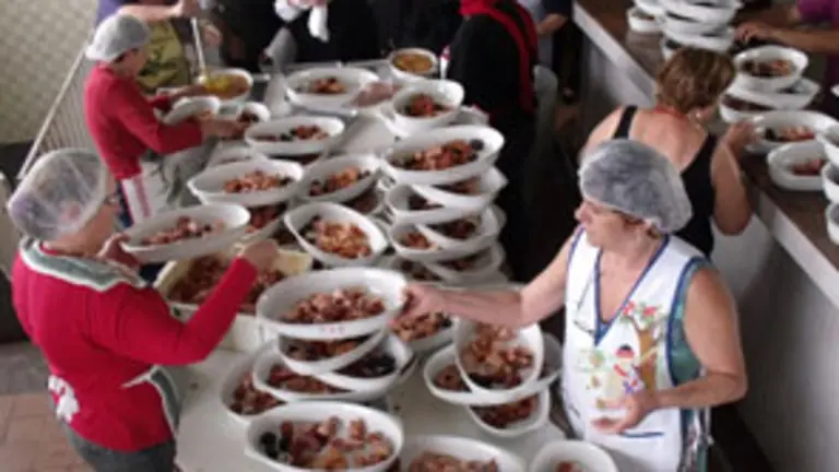  El equipo de cocineras prepara la fabada.