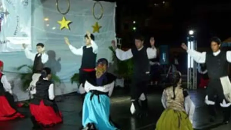  &lsquo;Aires Galegos&rsquo; del CGPLC, que este a&ntilde;o arriba a sus 40 primaveras, ejecuta la pieza &lsquo;Claudi&ntilde;a&rsquo;, durante el Festival Folk&oacute;rico de 2010.