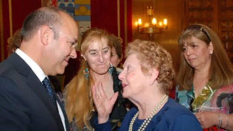 José María Barrios habla con emigrantes zamoranos.  