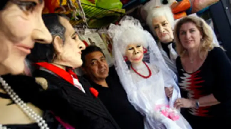  Aldo Beltrocco y su esposa, Adriana Baratti, con las máscaras de la Duquesa de Alba y su novio, que realizan de forma artesanal en Salamanca.