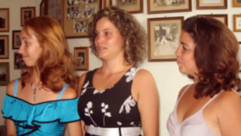  Linet Hernández –en el centro–, junto a sus dos ‘damas’, Rachel Valdez y Cheyla Corral.