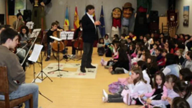  Un momento de la clase musical que ofreció la orquesta.