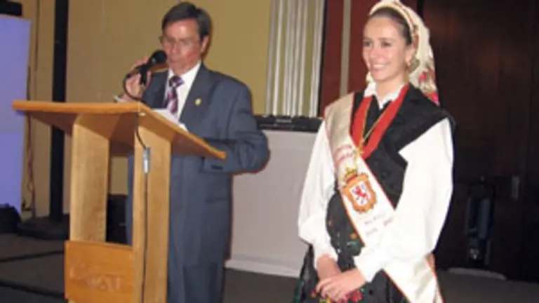  El presidente de la Agrupación Leonesa, Claudio López, durante el discurso en la comida de confraternización .