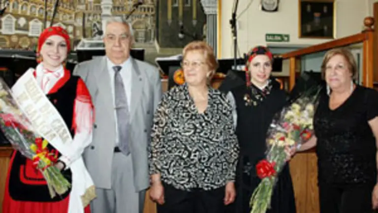  Directivos de la Casa agasajan a Evelyn Panelli Ouzande y Paula Koller Vilaseca.