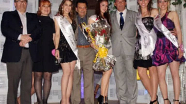  El presidente Torres y algunos directivos, junto a las galardonadas.