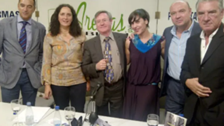  Ram&oacute;n Jim&eacute;nez (c), acompa&ntilde;ado por Bel&eacute;n do Campo &ndash;a su dcha.&ndash;, entre otros, durante la presentaci&oacute;n.