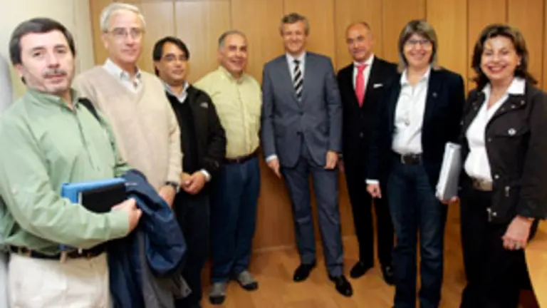  La delegaci&oacute;n del Gobierno chileno posa junto a los dirigentes de la Xunta que les recibieron en Santiago.