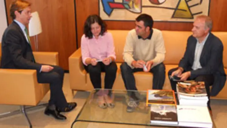  Jes&uacute;s Gamallo, reunido con algunos miembros de la nueva directiva.