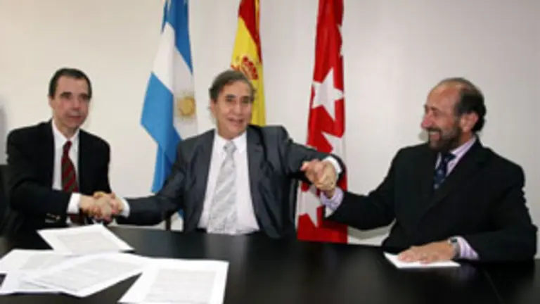 Francisco Puebla –en el centro–; Sergio García; y el prosecretario académico, Roberto Gabriel Raimondo, durante la firma del convenio de cooperación.