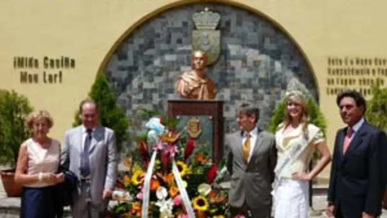  Ofrenda floral ante la efigie del Libertador en la plaza hom&oacute;nima de la HGV, presidida por Antonio Pi&ntilde;&oacute;n Mart&iacute;n y por el c&oacute;nsul general de Espa&ntilde;a, An&iacute;bal Jim&eacute;nez Abascal.