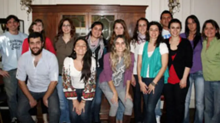  Los representantes de las distintas casas regionales junto a la presidenta Julia Hernando.