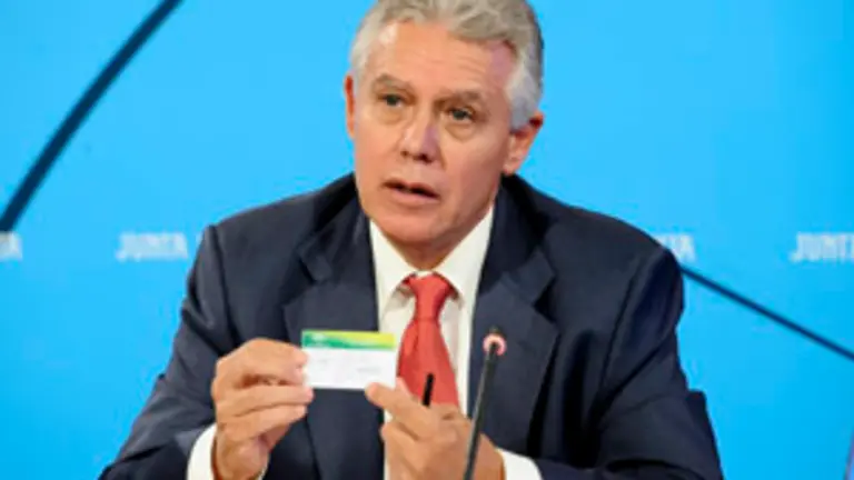  Francisco Menacho, durante la presentaci&oacute;n de la Tarjeta. 