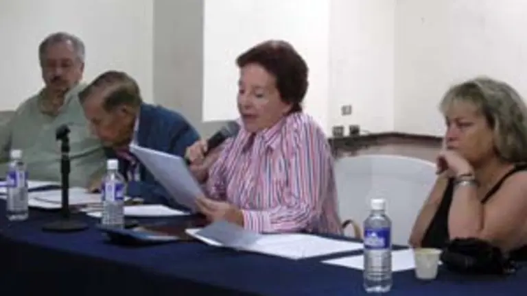  La presidenta Carmen &Aacute;lvarez se dirige a los participantes en la Asamblea.