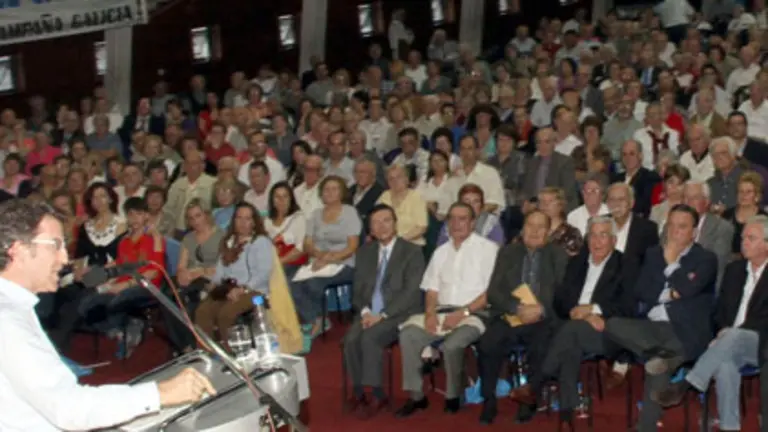  Alberto N&uacute;&ntilde;ez Feij&oacute;o se dirige a los asistentes al mitin que se celebr&oacute; en el Centro Galicia. 