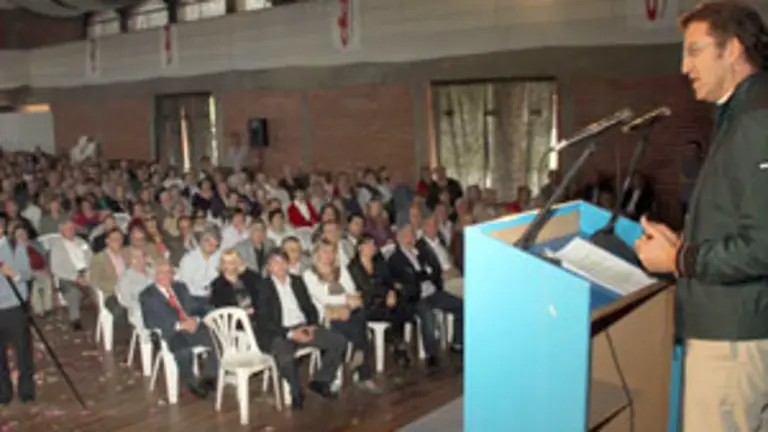 N&uacute;&ntilde;ez Feij&oacute;o se dirige a los asistentes al mitin de Uruguay.