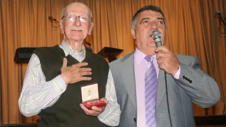  Vicente L&oacute;pez entreg&oacute; la medalla de reconocimiento al fot&oacute;grafo de la colectividad Antonio P&eacute;rez.