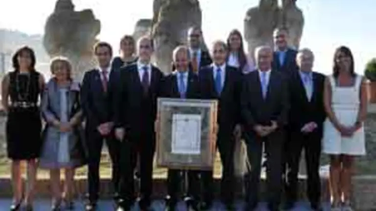  El alcalde de Tui, Mois&eacute;s Rodr&iacute;guez, posa con el premio acompa&ntilde;ado por diferentes autoridades. 