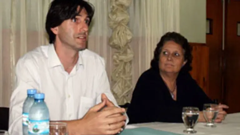 Carlos Mart&iacute;nez, con Dora Pegito, presidenta de la Asociaci&oacute;n Parroquial de Vedra, la pasada semana en Buenos Aires.