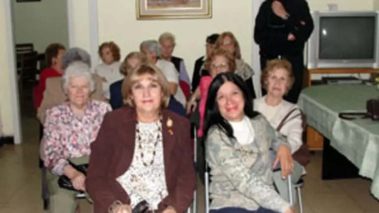  Algunas de las mujeres asistentes al acto cultural de Santa Fe.