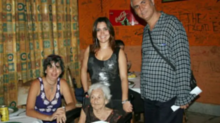  María de las Mercedes Alvarez, junto a Raúl Parrado, su hija Elena Suárez y su nieta Mariella Lorenzo.