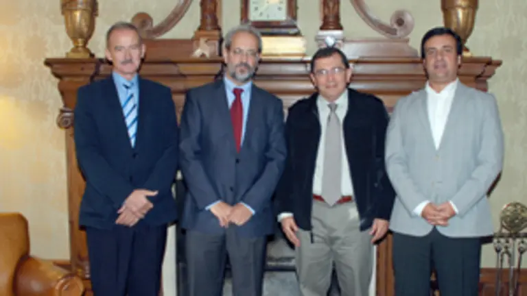  El rector salmantino, junto al investigador de Costa Rica Carlos Hernández Herrero.