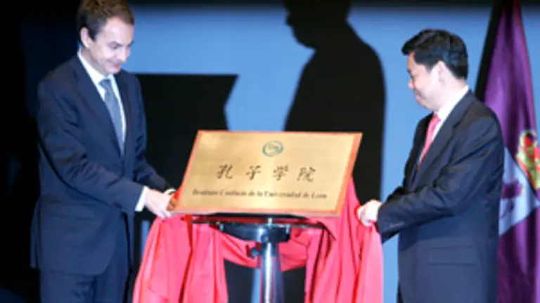  José Luis Rodríguez Zapatero descubre la placa del Instituto Confucio.