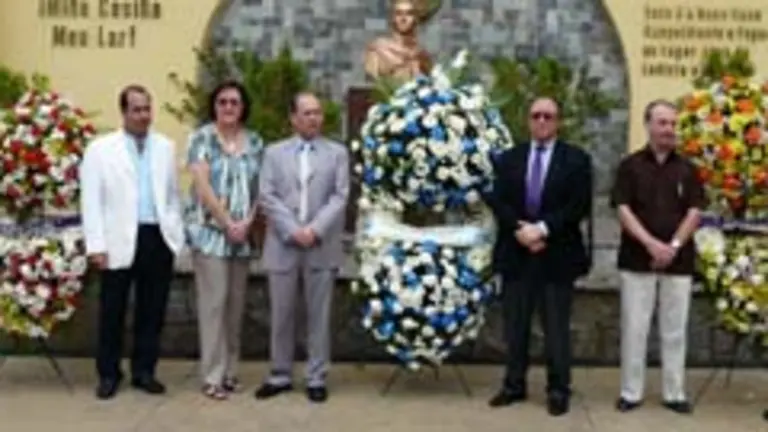  La Junta Directiva de la Hermandad Gallega de Venezuela, junto a integrantes de las Coordinadoras del Grupo Uni&oacute;n y de la Agrupaci&oacute;n Galaica, rinden homenaje al Libertador, Sim&oacute;n Bol&iacute;var, en la plaza hom&oacute;nima dentro de la entidad.  