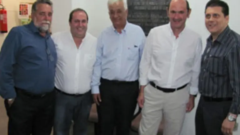  Rafael Louz&aacute;n &ndash;2&ordm; dcha.&ndash; con Santiago Campo &ndash;1&ordm; dcha.&ndash;, Severino Varela &ndash; 4&ordm; dcha.&ndash; y otros representantes de la colectividad espa&ntilde;ola y gallega en Salvador de Bah&iacute;a.