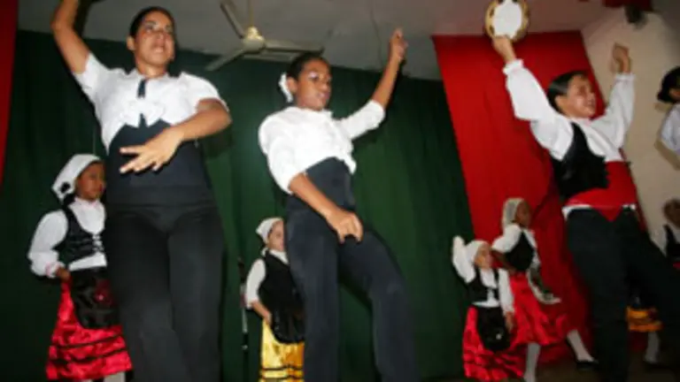  Grupos de j&oacute;venes y ni&ntilde;os actuaron en la velada.