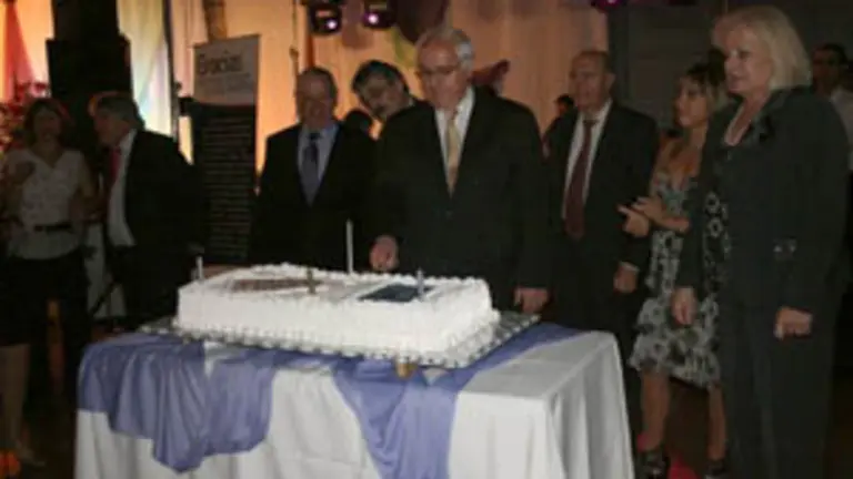  Ramos e integrantes de la directiva junto a la torta de aniversario