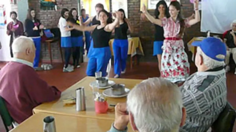  Algunas alumnas tambi&eacute;n interpretaron bailes ante los mayores de la residencia.