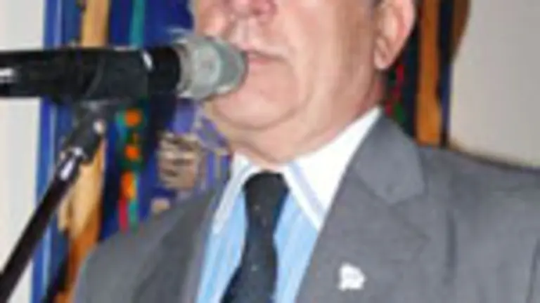  Alfonso Álvaro, presidente del Centro Soriano Numancia, inaugura la muestra.