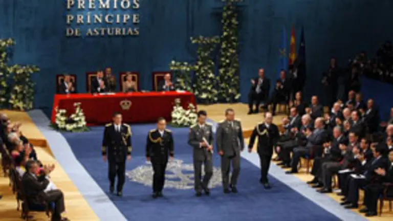  Los &lsquo;H&eacute;roes de Fukushima&rsquo;, tras recoger el Premio a la Concordia en la Ceremonia de entrega de los Premios Pr&iacute;ncipes de Asturias 2011.