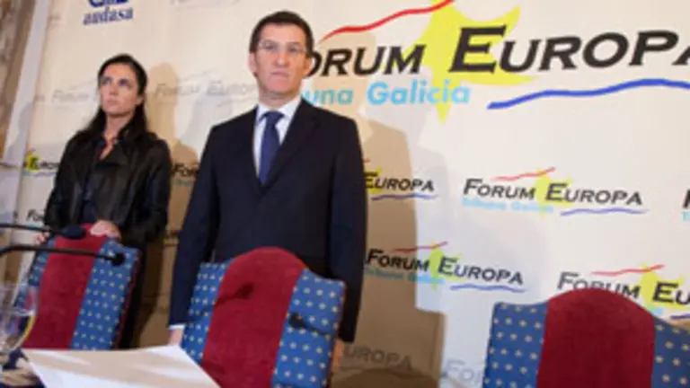  N&uacute;&ntilde;ez Feij&oacute;o y Pilar Rojo, en el Forum Europa. 