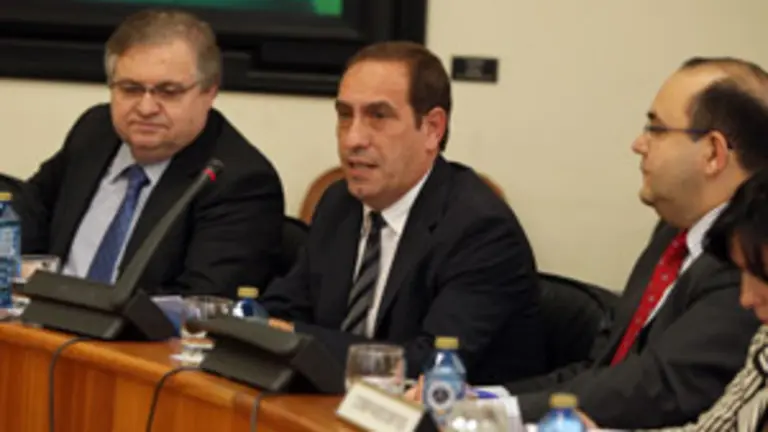  Valeriano Mart&iacute;nez, durante su intervenci&oacute;n en la Comisi&oacute;n del Parlamento gallego. 