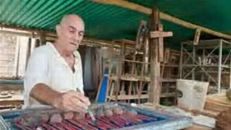  Foto de archivo de Pepe García, en su taller de Juan Griego.