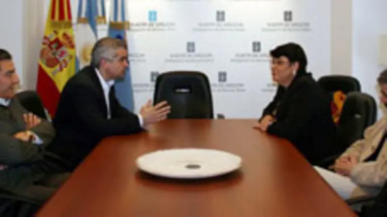  Marisol Soneira, con L&oacute;pez Dobarro y Evaristo Oro&ntilde;a, durante su visita a la Delegaci&oacute;n de la Xunta en Buenos Aires.
