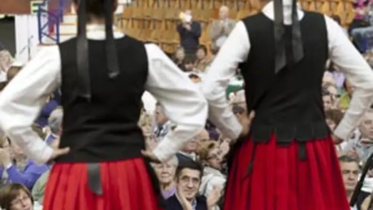  Patxi L&oacute;pez aplaude una de las actuaciones en el acto en Vitoria.