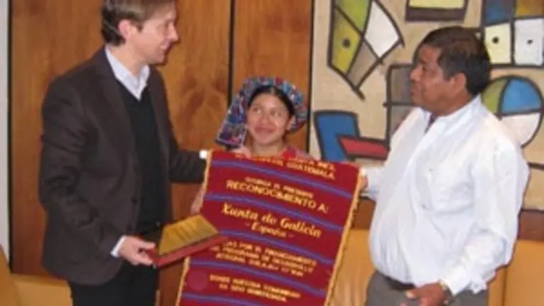  Jes&uacute;s Gamallo, con los dos representantes guatemaltecos.