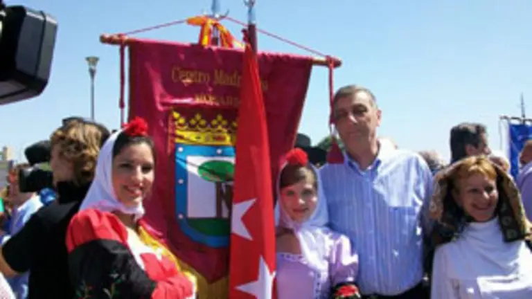  Los representantes del Centro Madrileño en el ‘Parque de las Colectividades’.