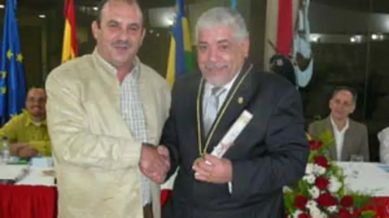  Adriano Garc&iacute;a, presidente del CGPLC, entrega la 'Medalla de Oro', a Manuel Sinde Porto. 
