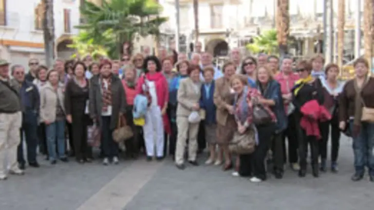  Los integrantes de la excursión posando en la Plaza Mayor de Alba de Tormes.